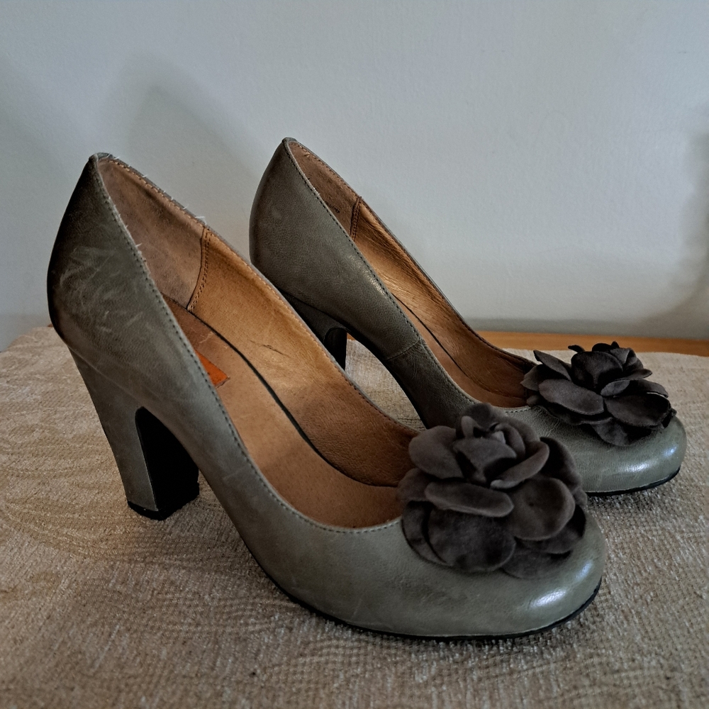 Miz Mooz Green 3.5" Heels with Floral Detail Size 6